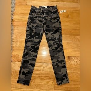 Ulta stretch mid rise cargo pants from garage never worn with tags